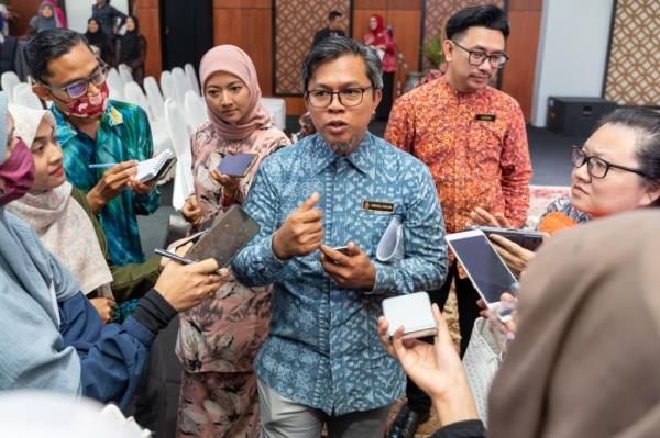 Kraftangan Malaysia signs new deal to encourage Muslim pilgrims to wear batik during ‘umrah’ trips